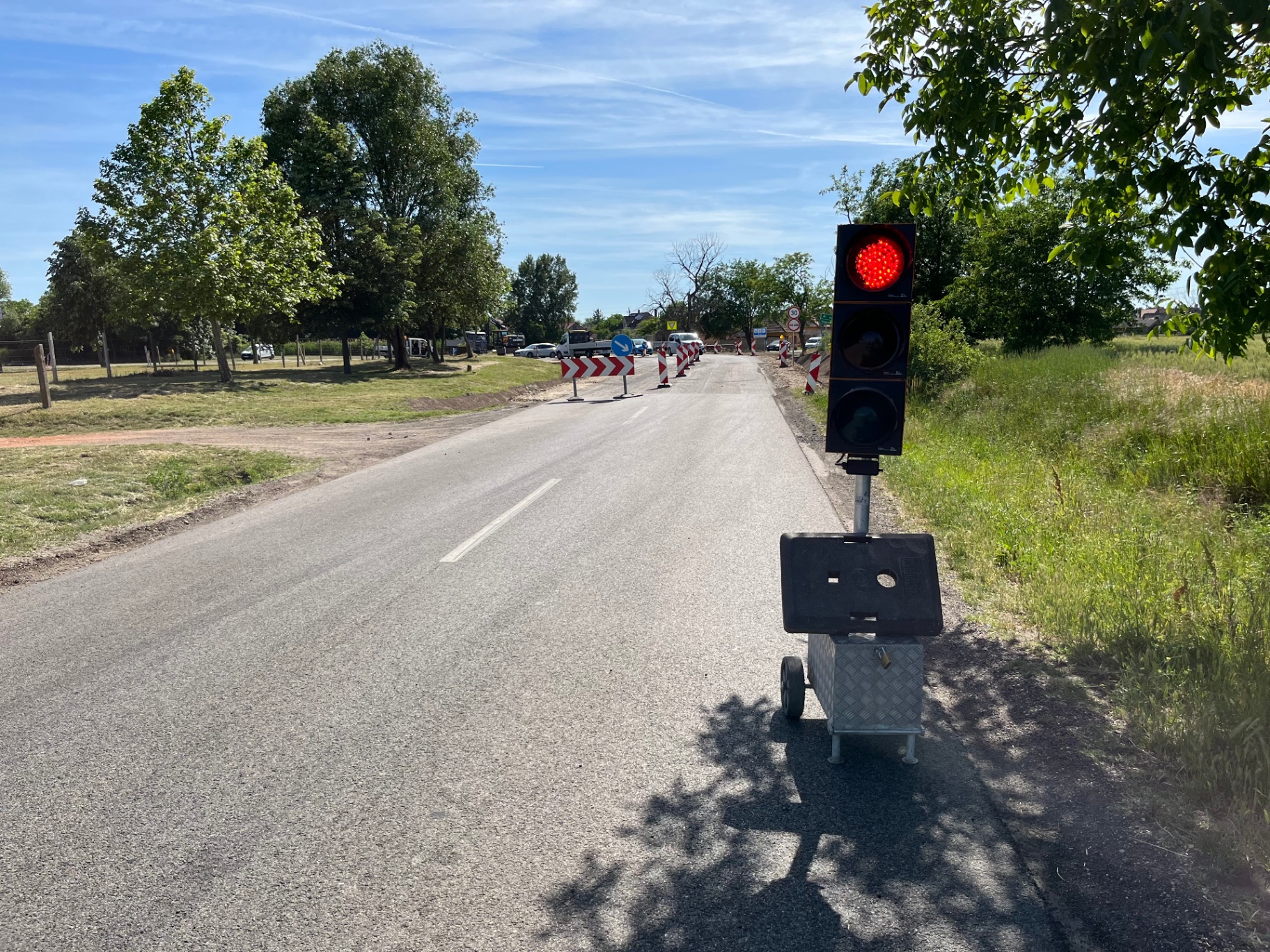 Mobil ideiglenes jelzőlámpa útépítésnél