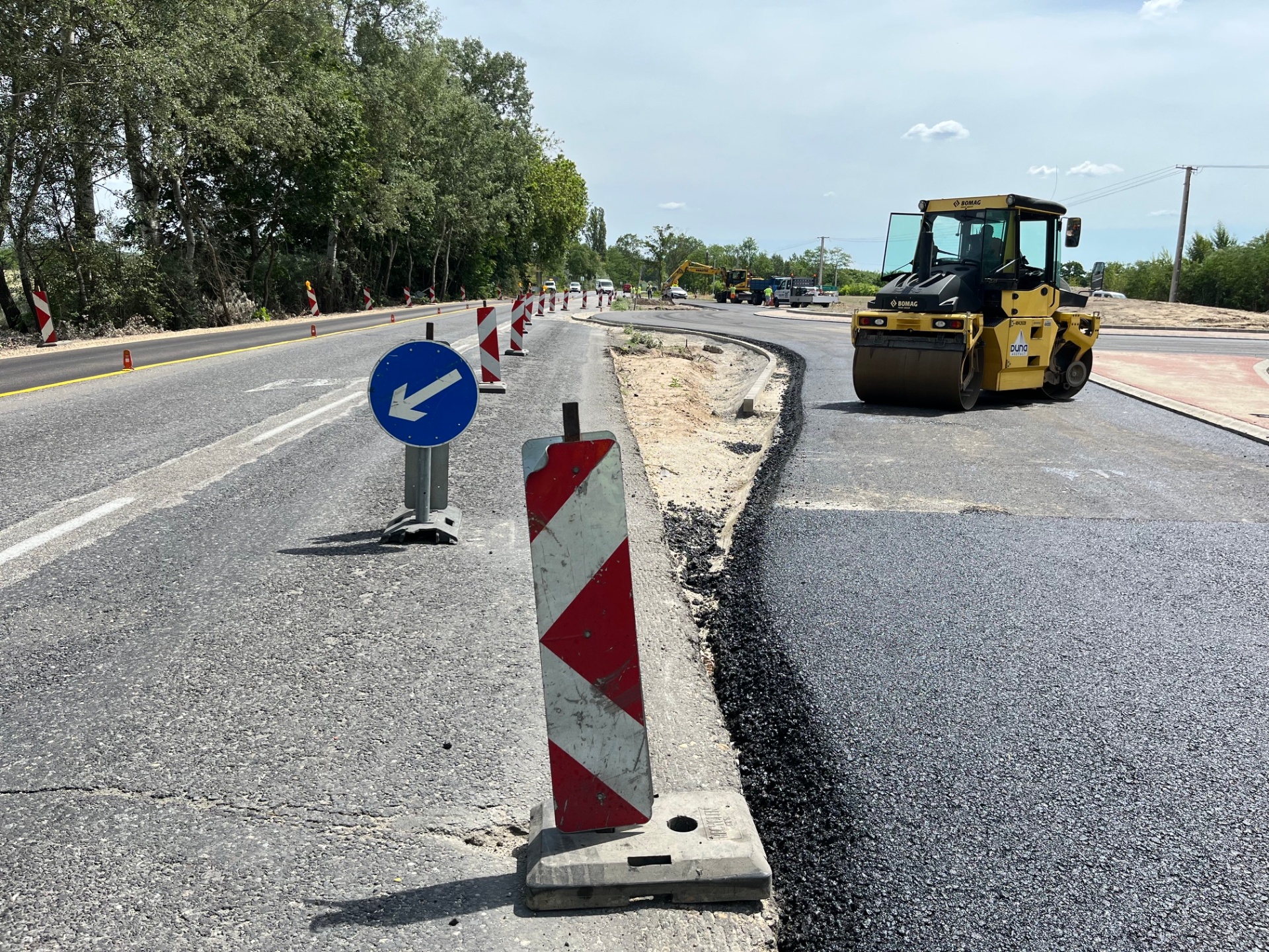 Körforgalom építése úthengerrel és terelőoszlopokkal